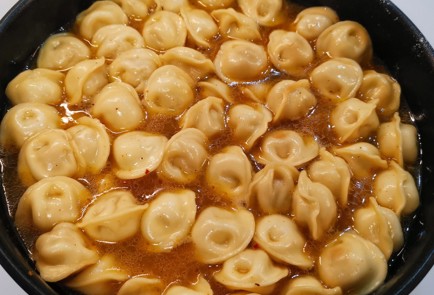 Фото шага рецепта Жареные пельмени с карри и шафраном 153014 шаг 8  