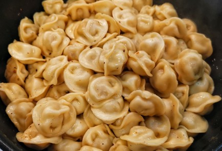 Фото шага рецепта Жареные пельмени с карри и шафраном 153014 шаг 9  