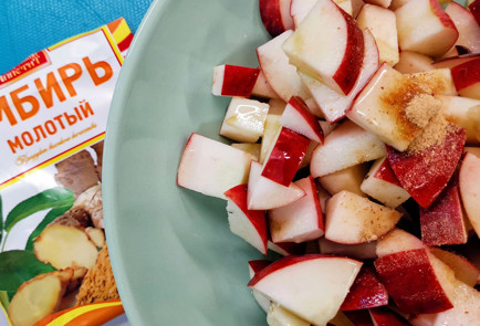 Фото шага рецепта Жареные яблоки с ароматными травами 151548 шаг 4  