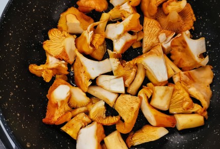 Фото шага рецепта Жюльен из лисичек с творожным сыром 152682 шаг 1