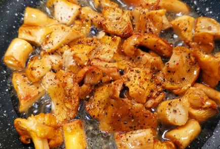 Фото шага рецепта Жюльен из лисичек с творожным сыром 152682 шаг 2