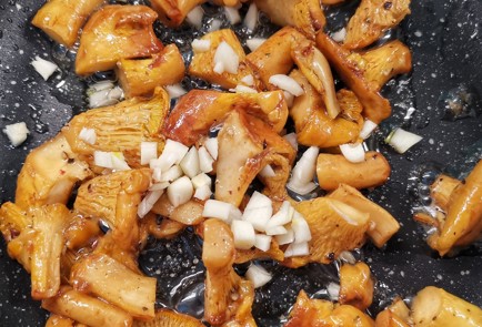 Фото шага рецепта Жюльен из лисичек с творожным сыром 152682 шаг 3