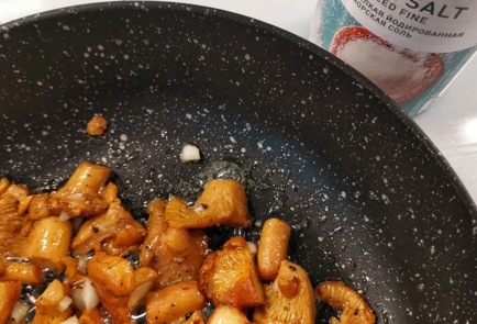 Фото шага рецепта Жюльен из лисичек с творожным сыром 152682 шаг 4