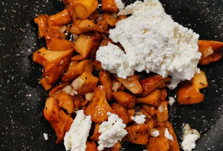 Фото шага рецепта Жюльен из лисичек с творожным сыром 152682 шаг 5