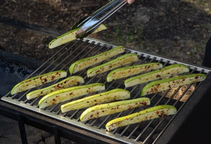 Фото шага рецепта Кабачки на мангале 173977 шаг 8