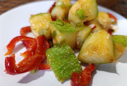 Фото шага рецепта Кабачки тушеные с болгарским перцем 190702 шаг 11  