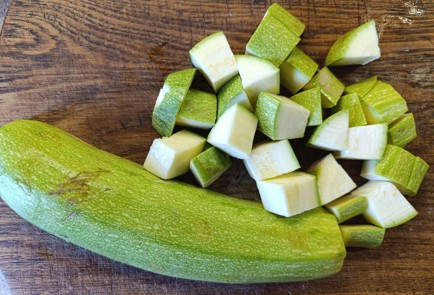 Фото шага рецепта Кабачки тушеные с болгарским перцем 190702 шаг 2  