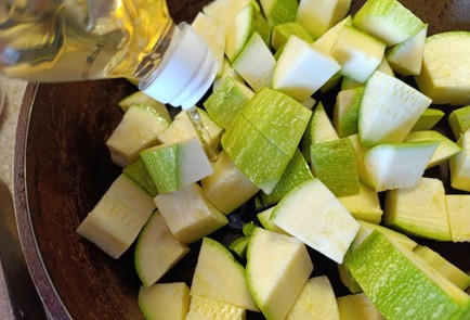 Фото шага рецепта Кабачки тушеные с болгарским перцем 190702 шаг 3  