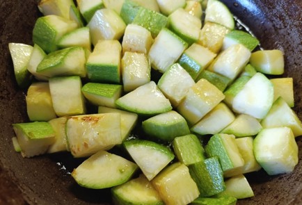 Фото шага рецепта Кабачки тушеные с болгарским перцем 190702 шаг 4  