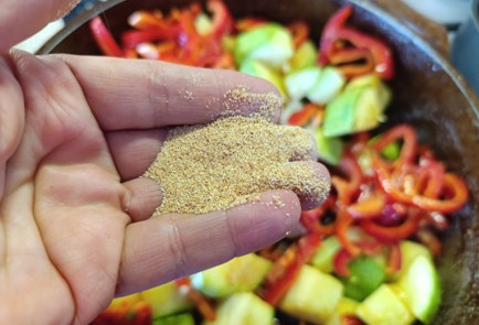 Фото шага рецепта Кабачки тушеные с болгарским перцем 190702 шаг 8  