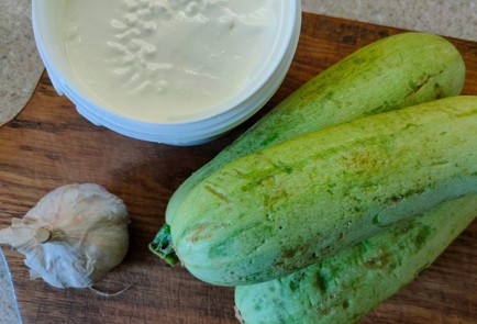 Фото шага рецепта Тушеные кабачки в сметанном соусе с зеленью 189704 шаг 1  