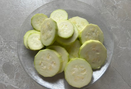 Фото шага рецепта Кабачки в духовке с помидорами и сыром 190045 шаг 4  