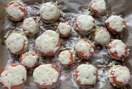 Фото шага рецепта Кабачки в духовке с помидорами и сыром 190045 шаг 9  