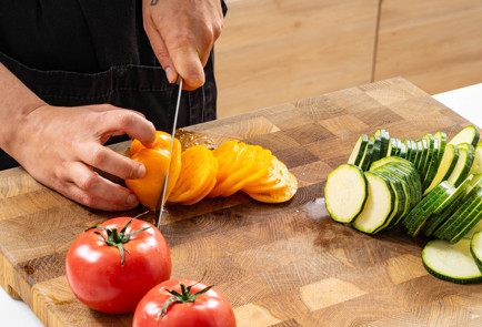 Фото шага рецепта Кабачки в духовке с помидорами 189528 шаг 2  