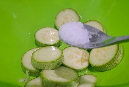 Фото шага рецепта Кабачки в кляре на сковороде 189563 шаг 2  