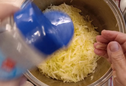 Фото шага рецепта Кабачковые оладьи как у бабушки 191272 шаг 3