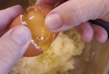 Фото шага рецепта Кабачковые оладьи как у бабушки 191272 шаг 6