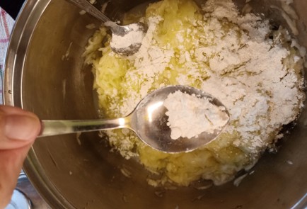 Фото шага рецепта Кабачковые оладьи как у бабушки 191272 шаг 7