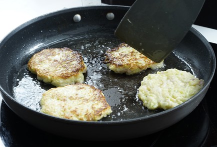 Фото шага рецепта Кабачковые оладьи с беконом 152674 шаг 10  