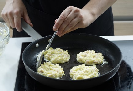 Фото шага рецепта Кабачковые оладьи с беконом 152674 шаг 9  