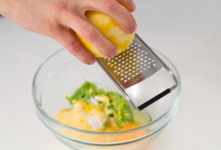 Фото шага рецепта Кабачковые оладьи с лимонной цедрой и полентой 80088 шаг 2  