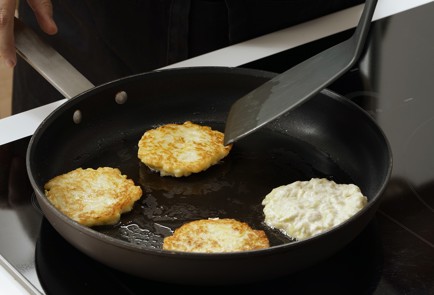 Фото шага рецепта Кабачковые оладьи с творогом и грушей 152676 шаг 10  