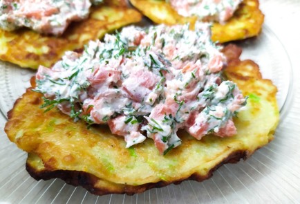 Фото шага рецепта Кабачковые оладьи с творожным кремом и красной рыбой 189172 шаг 10  