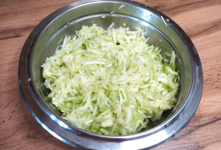 Фото шага рецепта Кабачковые оладьи с творожным кремом и красной рыбой 189172 шаг 2  