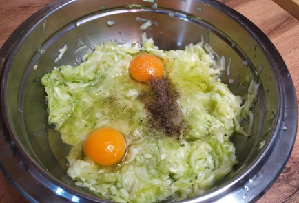 Фото шага рецепта Кабачковые оладьи с творожным кремом и красной рыбой 189172 шаг 3  