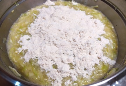 Фото шага рецепта Кабачковые оладьи с творожным кремом и красной рыбой 189172 шаг 4  