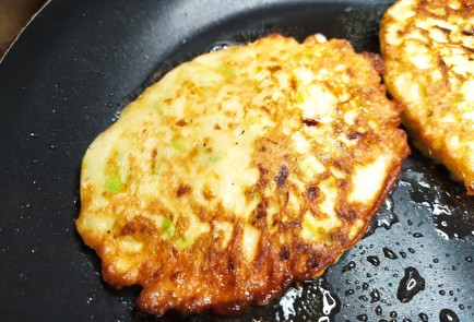 Фото шага рецепта Кабачковые оладьи с творожным кремом и красной рыбой 189172 шаг 6  