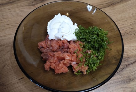 Фото шага рецепта Кабачковые оладьи с творожным кремом и красной рыбой 189172 шаг 9  