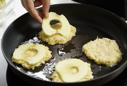 Фото шага рецепта Кабачковые оладьи с яблочным припеком 152673 шаг 11  