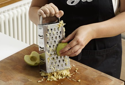 Фото шага рецепта Кабачковые оладьи с яблочным припеком 152673 шаг 6  