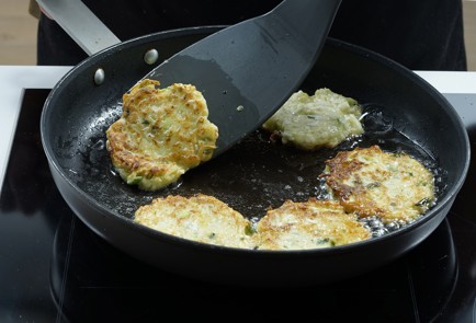 Фото шага рецепта Кабачковые оладьи с зеленым луком и яйцом 152677 шаг 10  