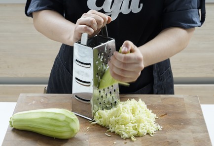 Фото шага рецепта Кабачковые оладьи с зеленым луком и яйцом 152677 шаг 2  