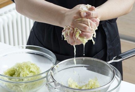 Фото шага рецепта Кабачковые оладьи с зеленым луком и яйцом 152677 шаг 3  