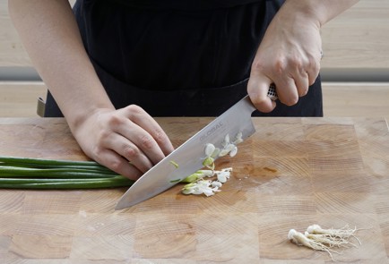 Фото шага рецепта Кабачковые оладьи с зеленым луком и яйцом 152677 шаг 4  