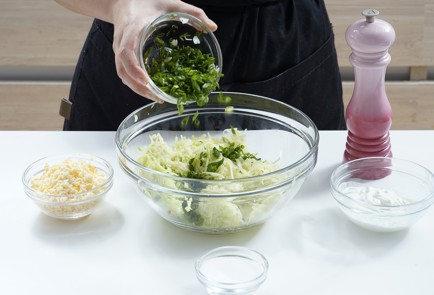 Фото шага рецепта Кабачковые оладьи с зеленым луком и яйцом 152677 шаг 5  