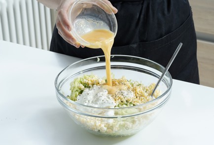 Фото шага рецепта Кабачковые оладьи с зеленым луком и яйцом 152677 шаг 6  