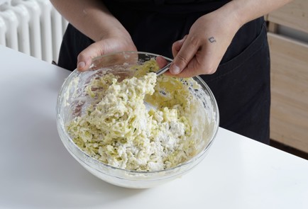 Фото шага рецепта Кабачковые оладьи с зеленым луком и яйцом 152677 шаг 8  