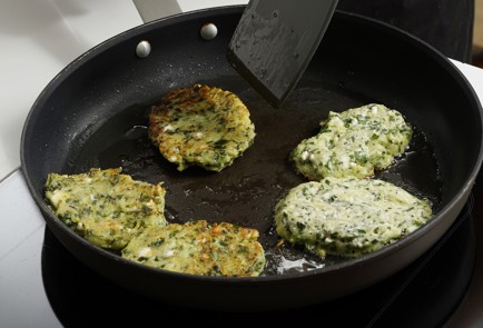 Фото шага рецепта Кабачковые оладьи со шпинатом и фетой 152675 шаг 10  
