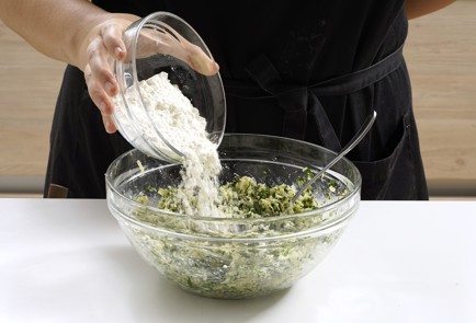 Фото шага рецепта Кабачковые оладьи со шпинатом и фетой 152675 шаг 7  