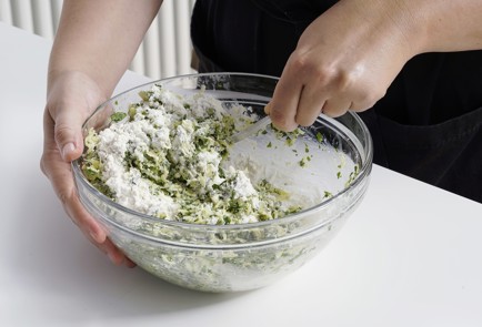 Фото шага рецепта Кабачковые оладьи со шпинатом и фетой 152675 шаг 8  