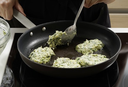 Фото шага рецепта Кабачковые оладьи со шпинатом и фетой 152675 шаг 9  