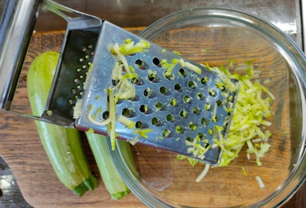 Фото шага рецепта Кабачковые оладьи 174533 шаг 2