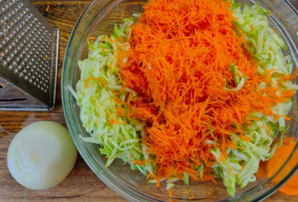 Фото шага рецепта Кабачковые оладьи 174533 шаг 4