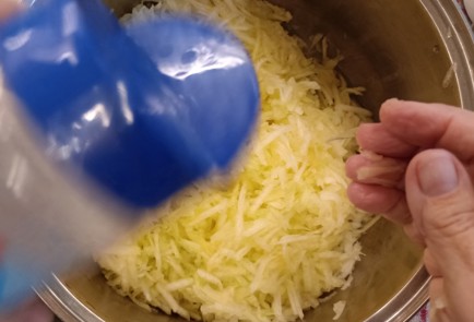 Фото шага рецепта Кабачковые оладьи 190933 шаг 3  