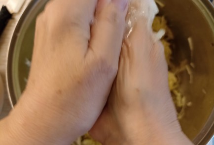 Фото шага рецепта Кабачковые оладьи 190933 шаг 4  