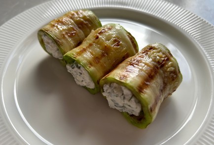 Фото шага рецепта Кабачковые рулетики с творожным сыром 174116 шаг 10  